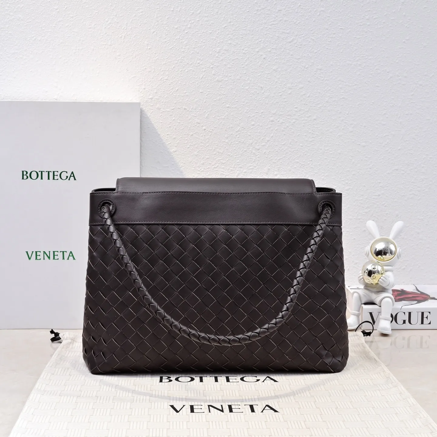 Batch 2460 #BV new men's Andiamo can be carried hand-held, on the shoulder or cross-body. It is a fashionable and versatile men's bag. The combination of lntrecciato woven iconic elements and smooth leather creates a unique cool style😎 The subtle luster and natural texture of the calfskin are high-end and fashionable. The flip-top design Knot shoulder straps and tough full leather shoulder straps are more private and can be used in more ways. No matter the size, it can accommodate a laptop, and it can be easily handled for daily commuting, business trips or travel. Model: 7715 Size: 37x26x13